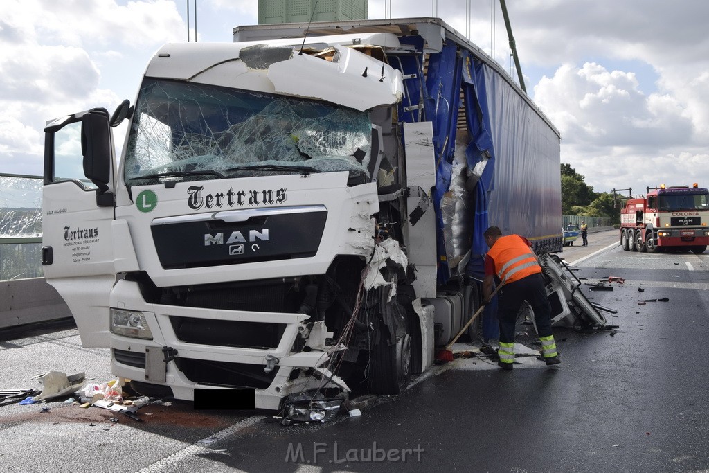 Schwerer LKW VU PKlemm A 4 Rich Olpe auf der Rodenkirchener Bruecke P271.JPG - Miklos Laubert